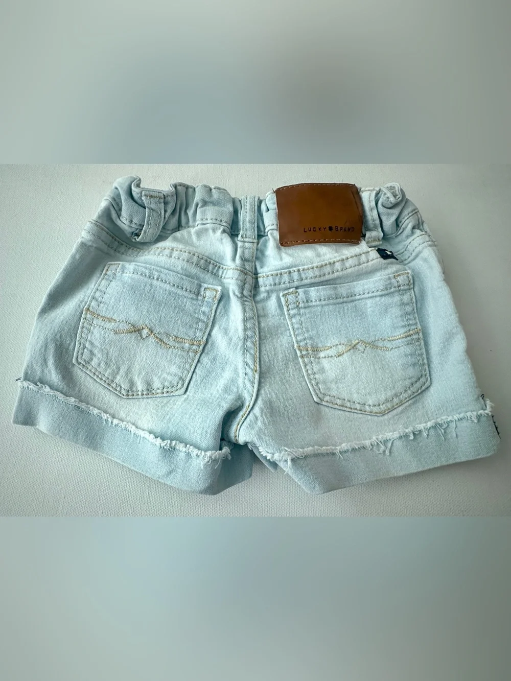 Lucky Brand girl’s riley Short light wash denim Embroidered floral. Size 4